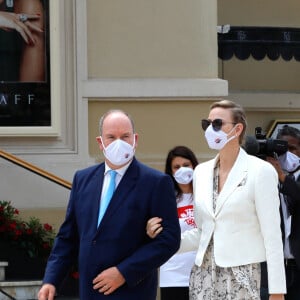 Le prince Albert II de Monaco, la princesse Charlène de Monaco - Le mardi 2 juin 2020 à Monaco, ce jour, qui restera sans doute dans les annales, marque l'inauguration par le couple princier de la nouvelle architecture de la Place du Casino. © Claudia Albuquerque / Bestimage