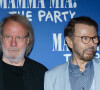 Benny Andersson et Bjorn Ulvaeus (chemise grise) du groupe Abba assistent à la première du spectacle "Mamma Mia The Party" à l'O2 Arena à Londres, le 19 septembre 2019.
