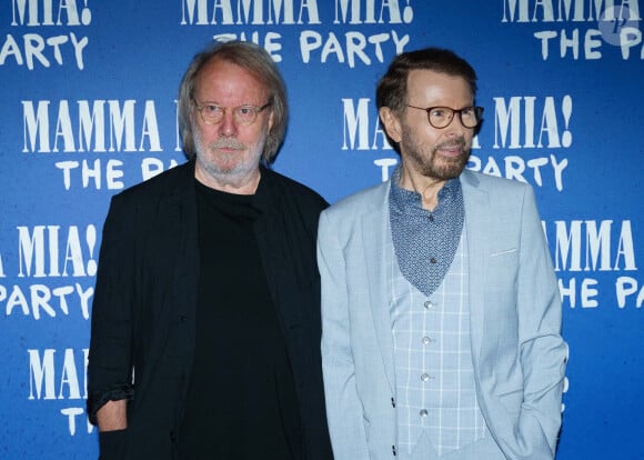 Benny Andersson et Bjorn Ulvaeus (chemise grise) du groupe Abba assistent à la première du spectacle "Mamma Mia The Party" à l'O2 Arena à Londres, le 19 septembre 2019.