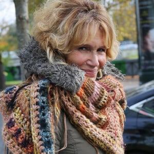 Exclusif - Clémentine Célarié à la sortie des studios de Radio France à Paris, le 26 octobre 2021. 