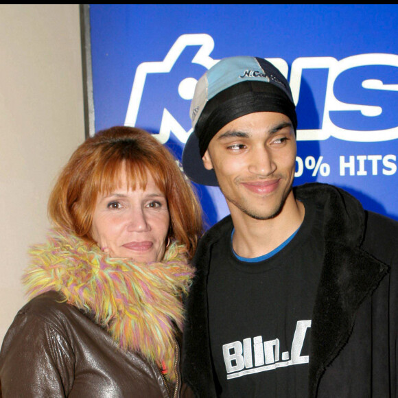 Archives - CLEMENTINE CELARIE et son fils .Soiree de lancement des chaines 'M6 Music Rock' et 'M6 Music Black' a l'espace Wagram.  