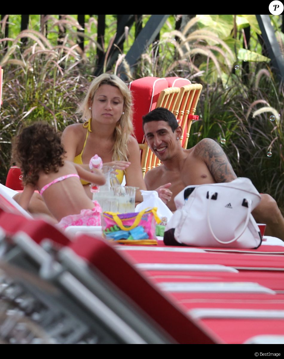 Exclusif - Le footballeur international argentin Ángel Di María (PSG) passe des vacances en famille avec sa femme Jorgelina Cardoso enceinte et sa fille Mia à Miami, le 13 juillet 2017.