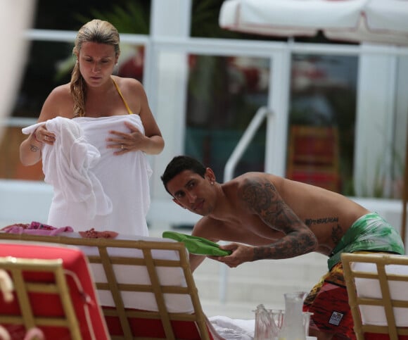Exclusif - Le footballeur international argentin Ángel Di María (PSG) passe des vacances en famille avec sa femme Jorgelina Cardoso enceinte et sa fille Mia à Miami, le 13 juillet 2017.
