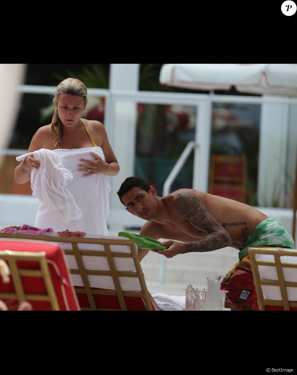 Exclusif - Le footballeur international argentin Ángel Di María (PSG) passe des vacances en famille avec sa femme Jorgelina Cardoso enceinte et sa fille Mia à Miami, le 13 juillet 2017.