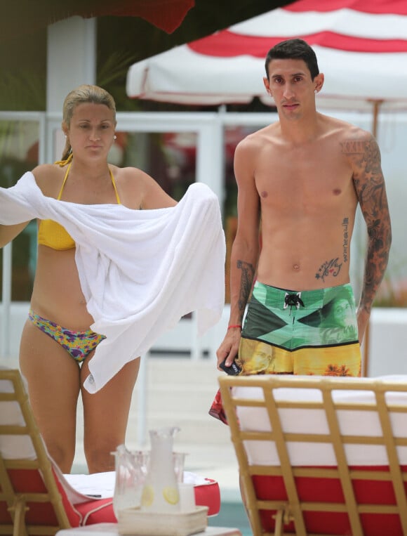Exclusif - Le footballeur international argentin Ángel Di María (PSG) passe des vacances en famille avec sa femme Jorgelina Cardoso enceinte et sa fille Mia à Miami, le 13 juillet 2017.