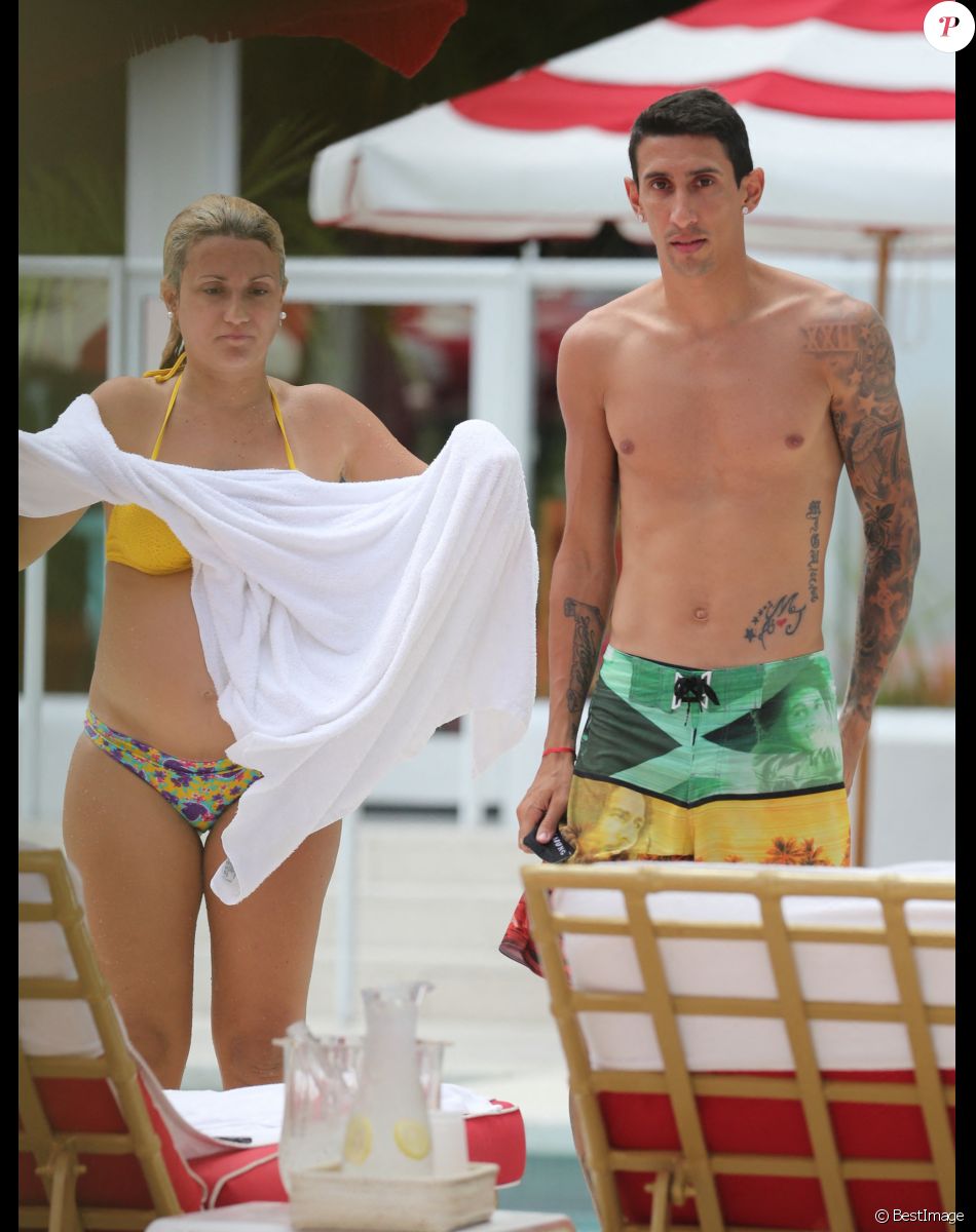 Exclusif - Le footballeur international argentin Ángel Di María (PSG) passe des vacances en famille avec sa femme Jorgelina Cardoso enceinte et sa fille Mia à Miami, le 13 juillet 2017.