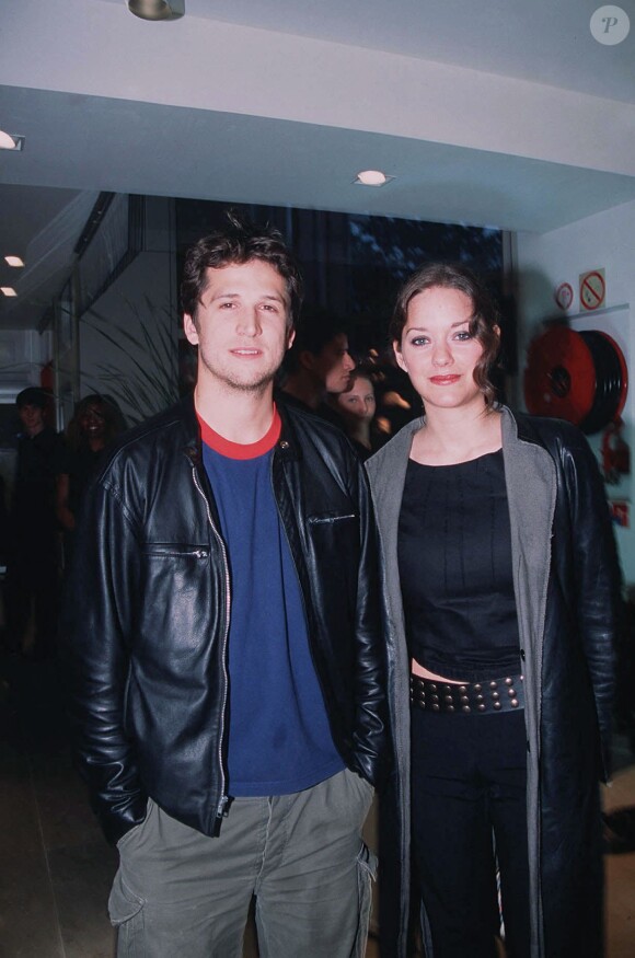 Guillaume Canet et Marion Cotillard - Ouverture de la boutique Celio aux Champs-Elysées en 2002.