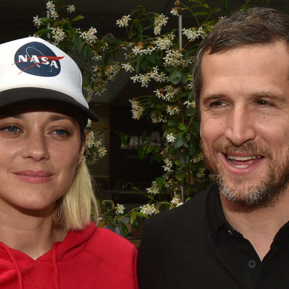 Guillaume Canet et sa compagne Marion Cotillard au village lors des internationaux de France à Roland Garros le 10 juin 2018. © Veeren / Bestimage 