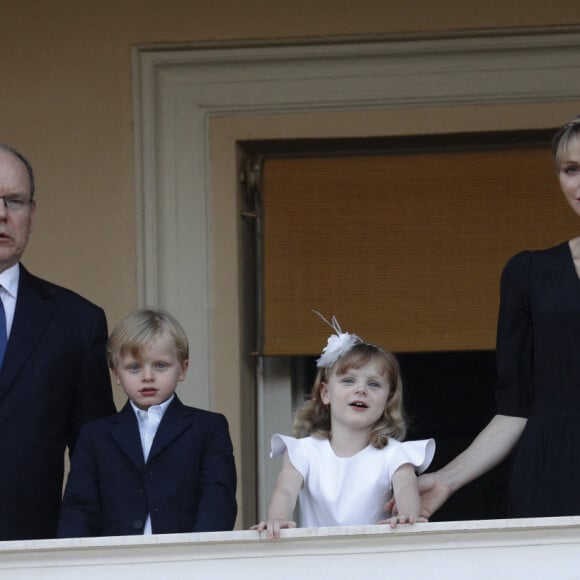 Le prince Albert II de Monaco, la princesse Charlène et leurs enfants le prince Jacques et la princesse Gabriella - La famille princière de Monaco assiste au feu de la Saint Jean dans la cours du palais princier à Monaco le 23 juin 2020. © Dylan Meiffret / Nice Matin / Bestimage