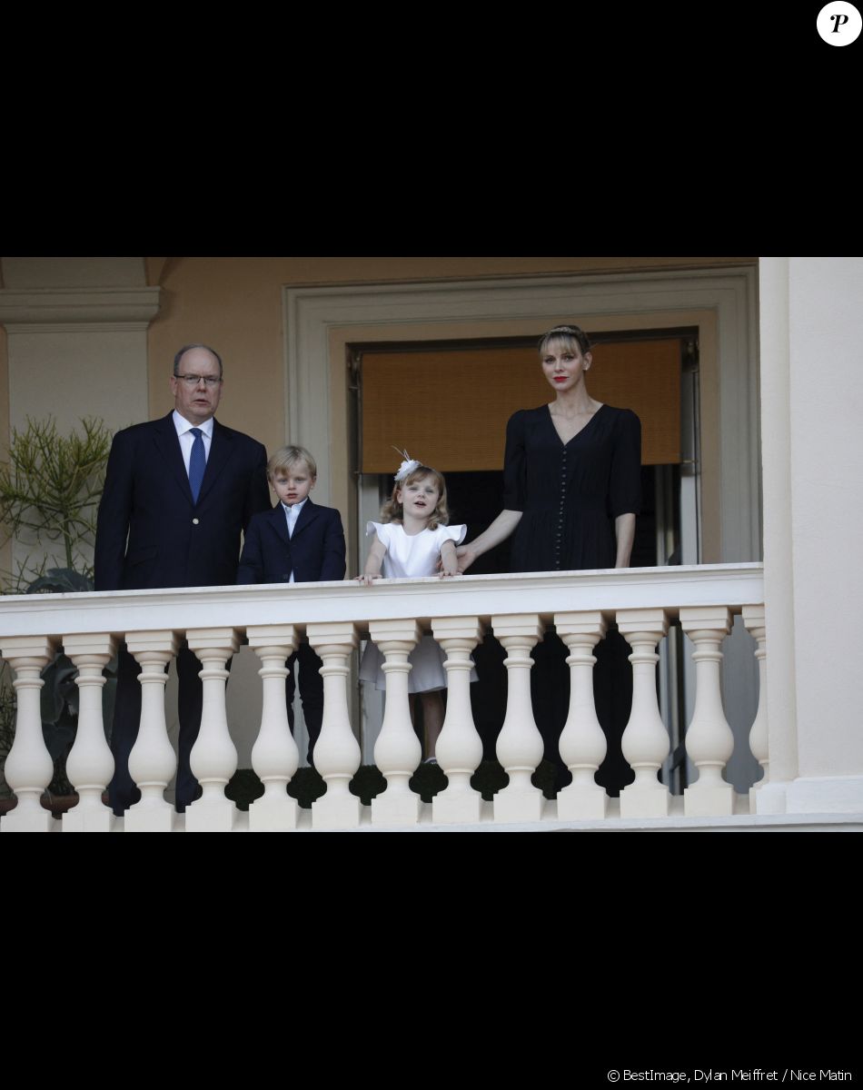 Le prince Albert II de Monaco, la princesse Charlène et leurs enfants le prince Jacques et la princesse Gabriella - La famille princière de Monaco assiste au feu de la Saint Jean dans la cours du palais princier à Monaco le 23 juin 2020. © Dylan Meiffret / Nice Matin / Bestimage