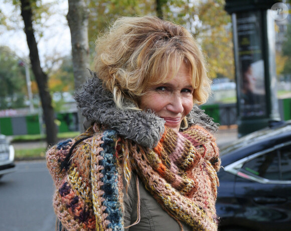 Exclusif - Clémentine Célarié à la sortie des studios de Radio France à Paris, le 26 octobre 2021. 
