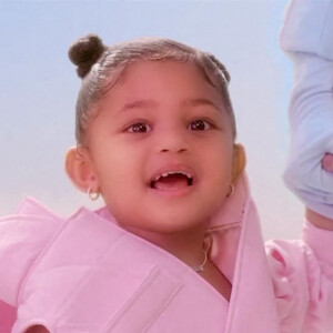 Kylie Jenner présente sa nouvelle gamme de soins pour bébés et jeunes enfants "Kylie Baby" dans une publicité avec sa fille Stormi. Le 24 septembre 2021 