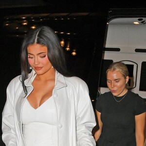 Kylie Jenner enceinte va dîner avec des amis au restaurant "Carbone" à New York le 8 septembre 2021. 