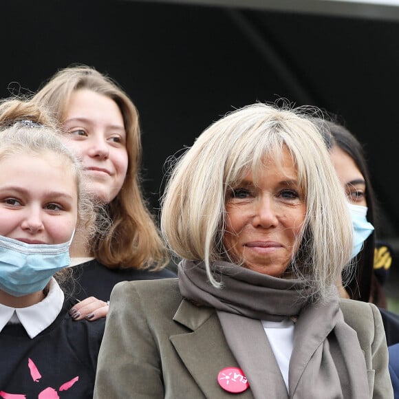 La Première Dame, Brigitte Macron, lit la dictée ELA, rédigée par Hervé Le Tellier (prix Goncourt 2020) et intitulée "La gymnastique des mots ", aux collégiens pour la 18ème édition en soutien à l'Association Européenne de Leucodystrophie (ELA), au collège Amédée Dunois à Boissy-Saint-Léger, France, le 18 octobre 2021.