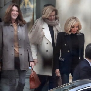 Brigitte Macron raccompagne les anciennes premières dames Carla Bruni-Sarkozy et Valérie Trierweiler après un déjeuner au palais de l'Elysée à Paris le 24 janvier 2019.