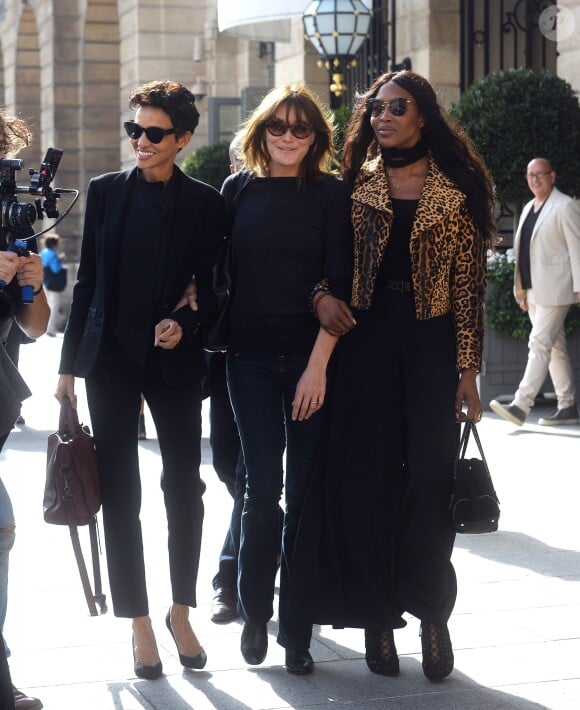 Farida Khelfa, Carla Bruni-Sarkozy et Naomi Campbell quittent l'hôtel Ritz, sur la Place Vendôme. Paris, le 27 septembre 2017.
