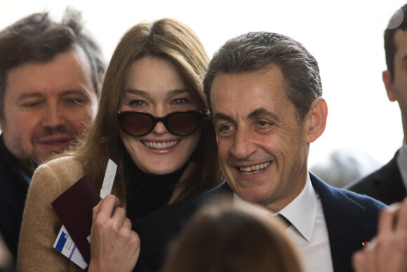 Nicolas Sarkozy et sa femme Carla Bruni-Sarkozy vont voter au lycée Jean de la Fontaine dans le 16ème à Paris pour le 2ème tour des élections régionales le 13 décembre 2015.