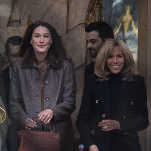 Brigitte Macron raccompagne les anciennes premières dames Carla Bruni-Sarkozy et Valérie Trierweiler après un déjeuner au palais de l'Elysée à Paris.