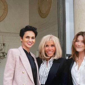 Brigitte Macron a reçu ses amies Carla Bruni-Sarkozy et Farida Khelfa à l'Elysée.