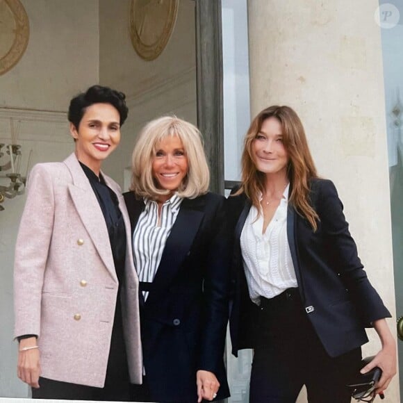Brigitte Macron a reçu ses amies Carla Bruni-Sarkozy et Farida Khelfa à l'Elysée.