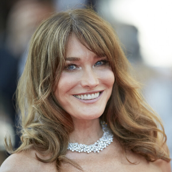 Carla Bruni-Sarkozy - Montée des marches du film "De son vivant" lors du 74e Festival International du Film de Cannes. Le 10 juillet 2021. © Borde-Jacovides-Moreau / Bestimage