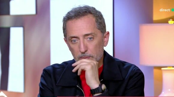 Gad Elmaleh évoque son célibat dans l'émission "C à vous" sur France 5.