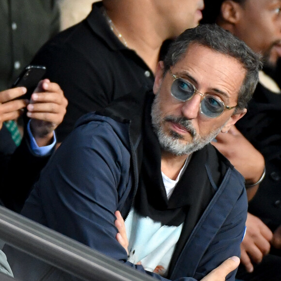 Gad Elmaleh - People en tribunes du match de football en ligue 1 Uber Eats : Le PSG (Paris Saint-Germain) remporte la victoire 2-1 contre Lyon au Parc des Princes à Paris le 19 septembre 2021. Lionel Urman/Panoramic/Bestimage