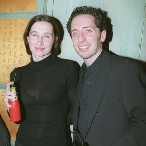 Gad Elmaleh et Anne Brochet, la mère de son fils Noé, à Paris en 2001.