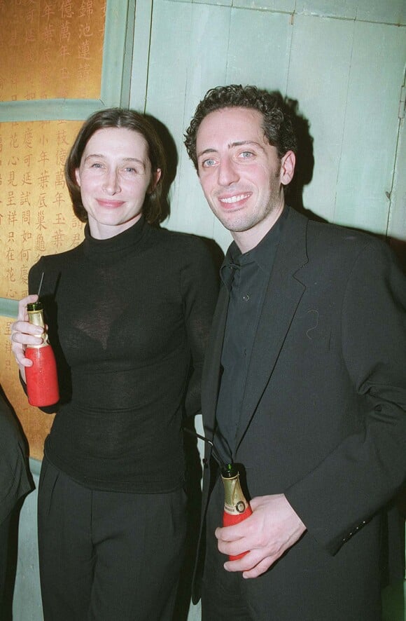 Gad Elmaleh et Anne Brochet, la mère de son fils Noé, à Paris en 2001.