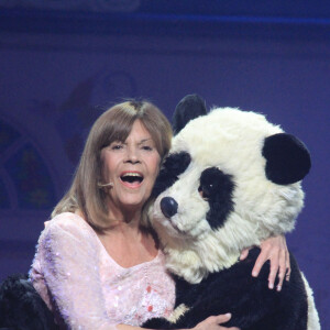 Chantal Goya sur la scène du Palais des Congrès dans son spectacle "Le soulier qui vole" à Paris, le 6 octobre 2019. © Philippe Baldini/Bestimage