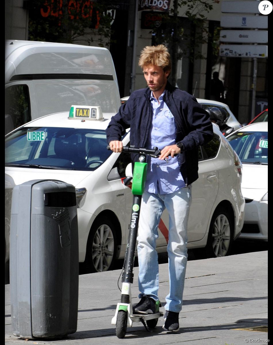 Exclusif - Le prince Christian de Hanovre, fils d'E.August de Hanovre, fait de la trottinette sans porter de masque le 5 octobre 2020 à Madrid.