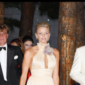 La princesse Caroline de Monaco et son mari le prince Ernst August de Hanovre, la princesse Charlene et le prince Albert de Monaco - 60e Bal de la Croix-Rouge au Sporting Club de Monaco en 2008.