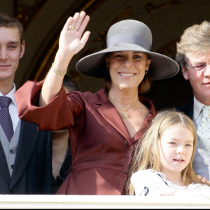 La princesse Caroline de Monaco, son mari le prince Ernst August de Hanobre, leur fille la princesse Alexandra et son fils Pierre Casiraghi au balcon du palais princier de Monaco pour la Fête nationale, en 2007.