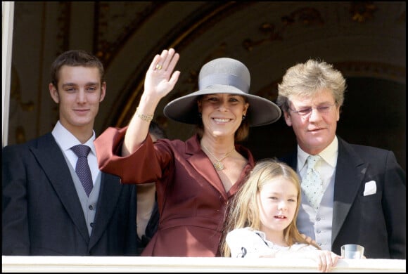 La princesse Caroline de Monaco, son mari le prince Ernst August de Hanobre, leur fille la princesse Alexandra et son fils Pierre Casiraghi au balcon du palais princier de Monaco pour la Fête nationale, en 2007.