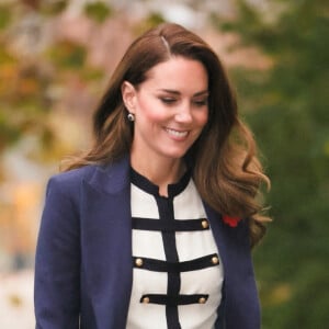 Kate Middleton, duchesse de Cambridge, arrive au musée de la guerre à Londres.