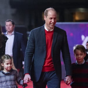 Le prince William, duc de Cambridge, et Catherine (Kate) Middleton, duchesse de Cambridge, avec leurs enfants le prince George, la princesse Charlotte et le prince Louis ont assisté à un spectacle donné en l'honneur des personnes qui ont été mobilisées pendant la pandémie au Palladium à Londres, Royaume Uni, le 11 décembre 2020.