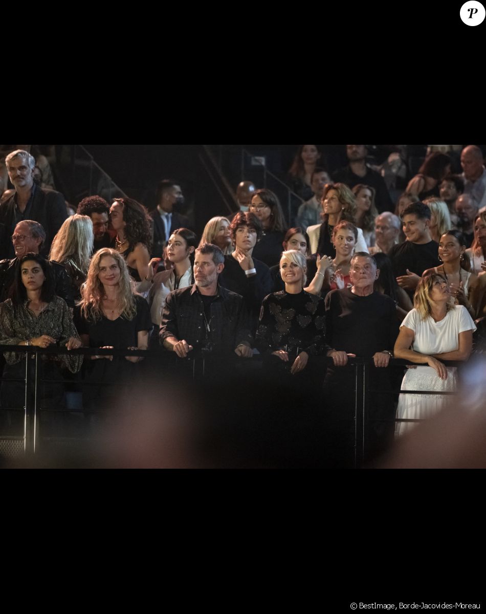 Exclusif - Jalil Lespert et sa compagne Laeticia Hallyday dans les tribunes du concert hommage à Johnny Hallyday "Que je t'aime" à l'AccorHotels Arena Paris Bercy à Paris. Le 14 septembre 2021 © Borde-Jacovides-Moreau / Bestimage