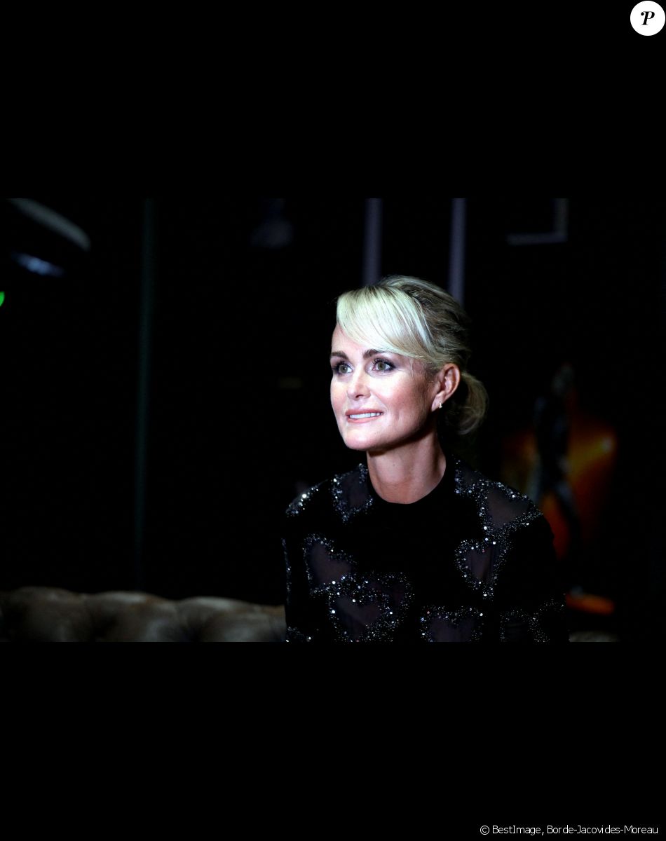 Exclusif - Laeticia Hallyday en interview avec le journaliste Yves Calvi, sur BFMTV, avant le concert hommage à Johnny Hallyday "Que je t'aime" à l'AccorHotels Arena Paris Bercy à Paris. Le 14 septembre 2021 © Borde-Jacovides-Moreau / Bestimage