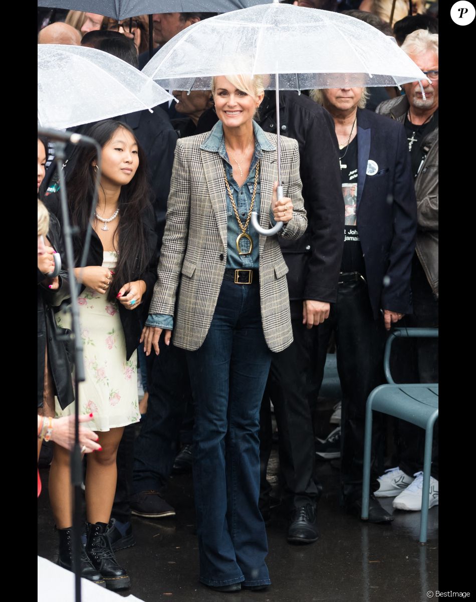 Laeticia Hallyday et sa fille Jade - Inauguration de l'esplanade "Johnny Hallyday" et de la statue "Quelque chose de ..." de l'artiste Bertrand Lavier sur le parvis de la salle de concert AccorHotels Arena Paris Bercy à Paris. Le 14 septembre 2021