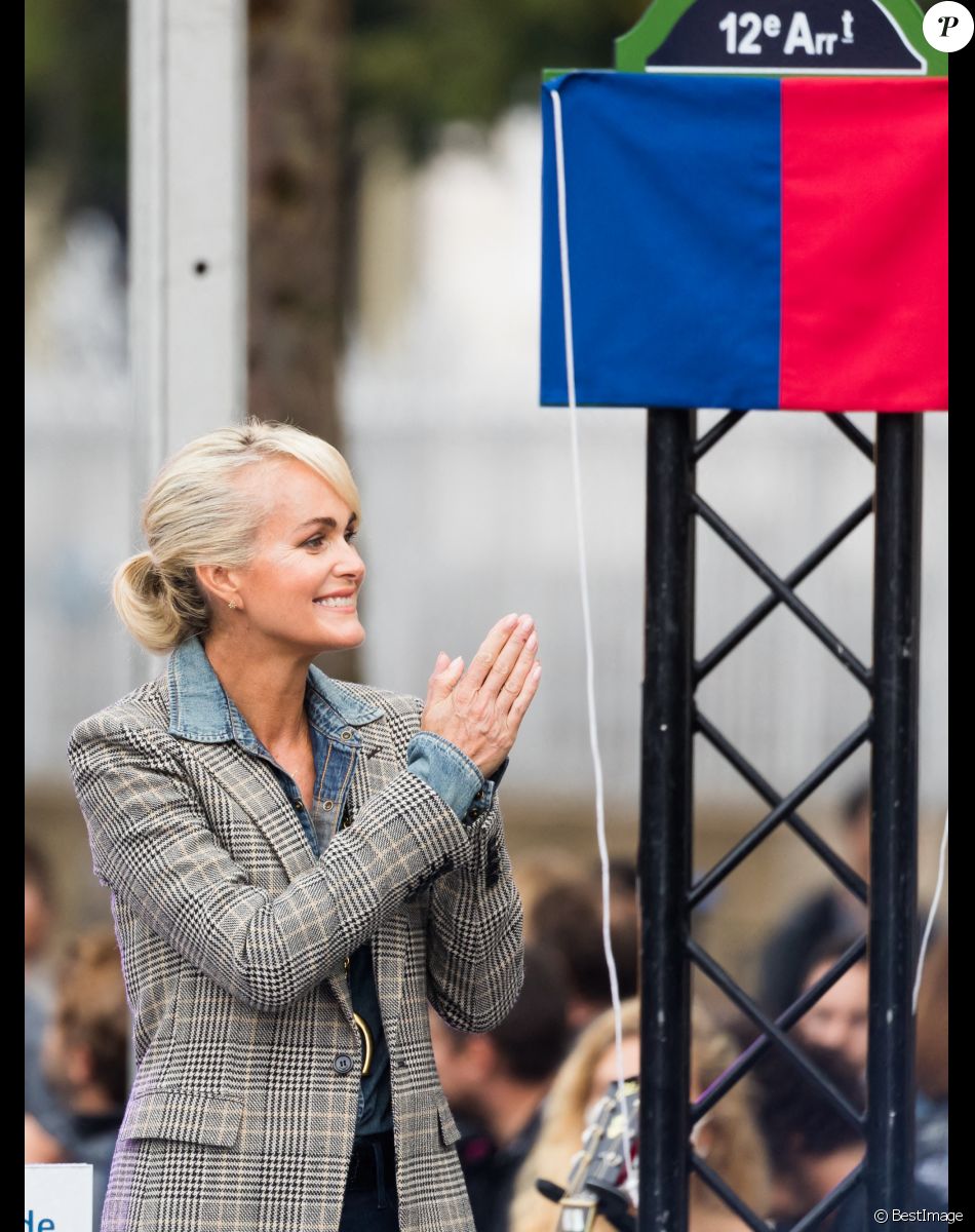 Laeticia Hallyday - Inauguration de l'esplanade "Johnny Hallyday" et de la statue "Quelque chose de ..." de l'artiste Bertrand Lavier sur le parvis de la salle de concert AccorHotels Arena Paris Bercy à Paris. Le 14 septembre 2021