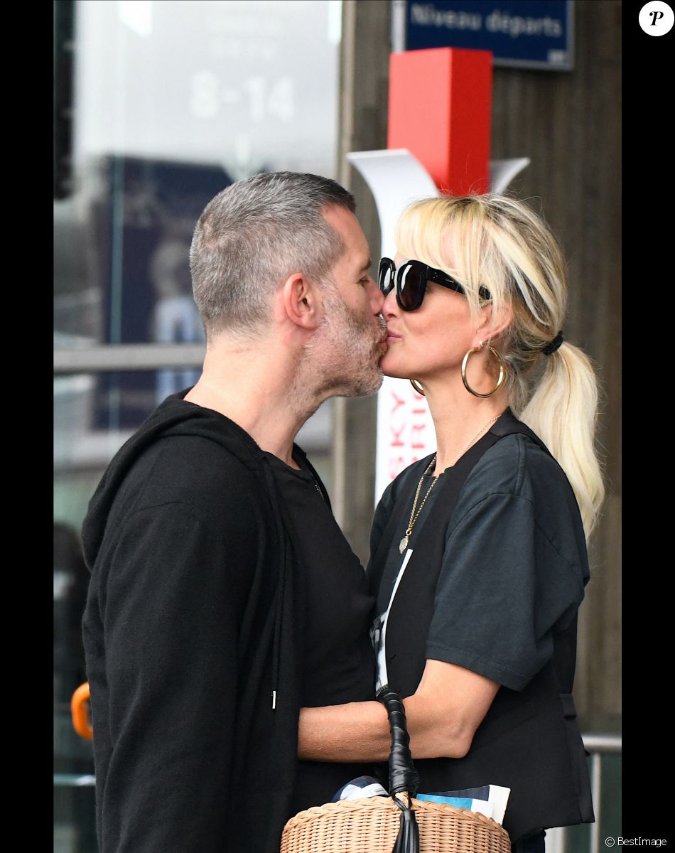 Laeticia Hallyday et Jalil Lespert à l'aéroport de Roissy-Charles-de-Gaulle à Paris, le 27 juin 2021.