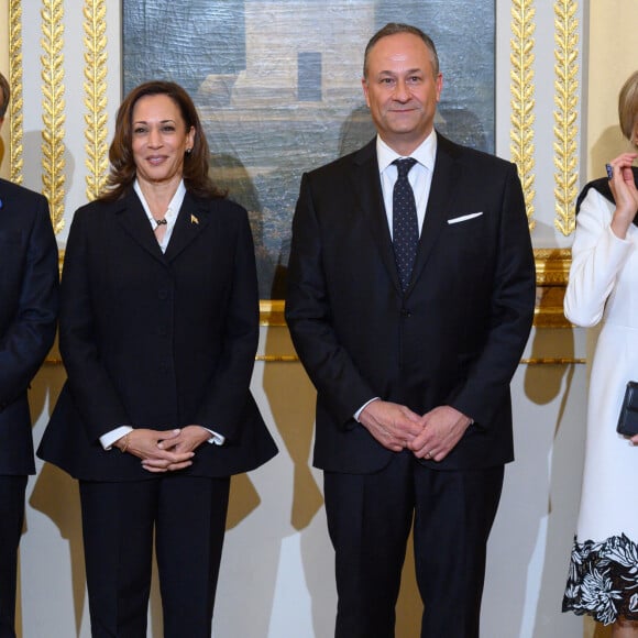 Kamala Harris, vice-présidente des Etats-Unis accompagnée de son mari Douglas Emhoff, Emmanuel Macron, président de la Republique francaise, sa femme Brigitte Macron - Dîner des chefs d'Etats et de Gouvernements, des chefs des Organisations internationales, des acteurs du numérique ainsi que des partenaires du Forum au palais de l'Elysée à Paris. Le 11 novembre 2021