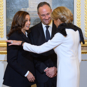 Kamala Harris, vice-présidente des Etats-Unis accompagnée de son mari Douglas Emhoff, Brigitte Macron - Dîner des chefs d'Etats et de Gouvernements, des chefs des Organisations internationales, des acteurs du numérique ainsi que des partenaires du Forum au palais de l'Elysée à Paris. Le 11 novembre 2021