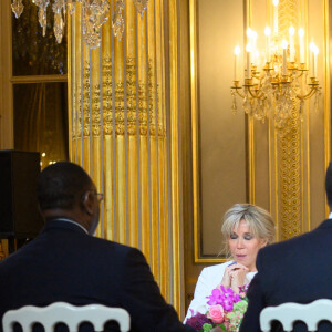 Brigitte Macron, Emmanuel Macron, président de la République francaise, aux côtés de son épouse Brigitte Macron et de Kamala Harris la vice-présidente américaine - Dîner des chefs d'Etats et de Gouvernements, des chefs des Organisations internationales, des acteurs du numérique ainsi que des partenaires du Forum au palais de l'Elysée à Paris. Le 11 novembre 2021