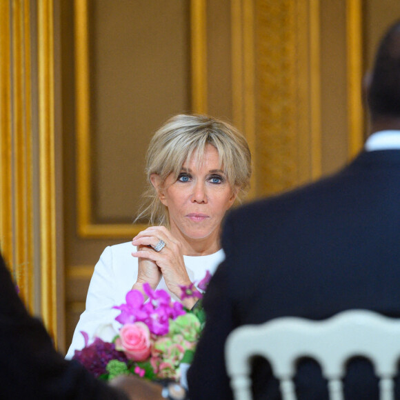 Brigitte Macron, Emmanuel Macron, président de la République francaise, aux côtés de son épouse Brigitte Macron et de Kamala Harris la vice-présidente américaine - Dîner des chefs d'Etats et de Gouvernements, des chefs des Organisations internationales, des acteurs du numérique ainsi que des partenaires du Forum au palais de l'Elysée à Paris. Le 11 novembre 2021