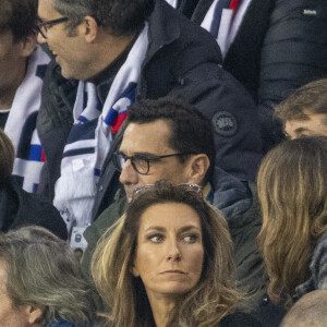 Anne-Claire Coudray et son compagnon Nicolas Vix - Qualification pour la Coupe du monde 2022 entre la France et le Kazakhstan au Parc des Princes à Paris, le 13 novembre 2021. © Cyril Moreau/Bestimage