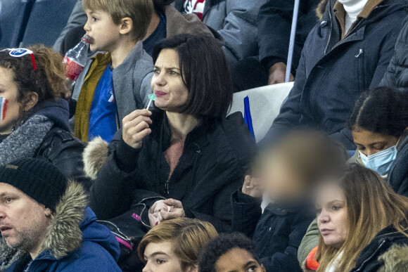 Delphine Chanéac et son fils Ethan - Qualification pour la Coupe du monde 2022 entre la France et le Kazakhstan au Parc des Princes à Paris, le 13 novembre 2021. © Cyril Moreau/Bestimage