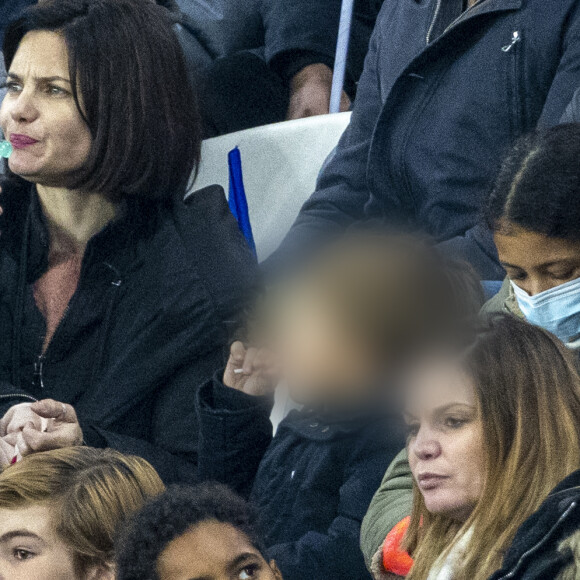 Delphine Chanéac et son fils Ethan - Qualification pour la Coupe du monde 2022 entre la France et le Kazakhstan au Parc des Princes à Paris, le 13 novembre 2021. © Cyril Moreau/Bestimage