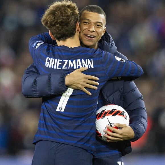 Antoine Griezmann et Kylian Mbappé - Match de football de qualification pour la Coupe du monde 2022 entre la France et le Kazakhstan au stade Parc des Princes à Paris, le 13 novembre 2021. © Cyril Moreau/Bestimage