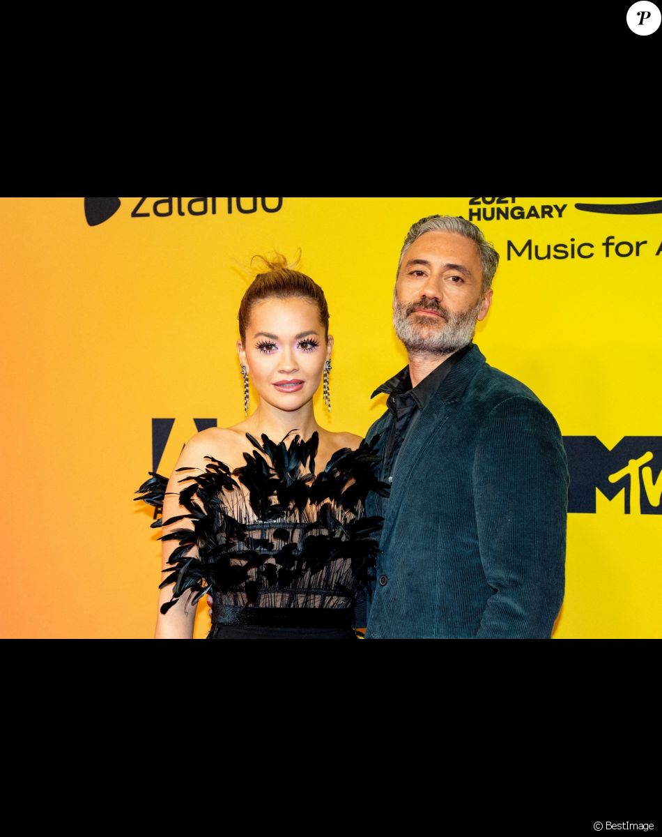 Rita Ora, Taika Waititi au photocall des "MTV Europe Music Awards (EMA)" au Laszlo Papp Budapest Sports Arena. Budapest, le 14 novembre 2021.